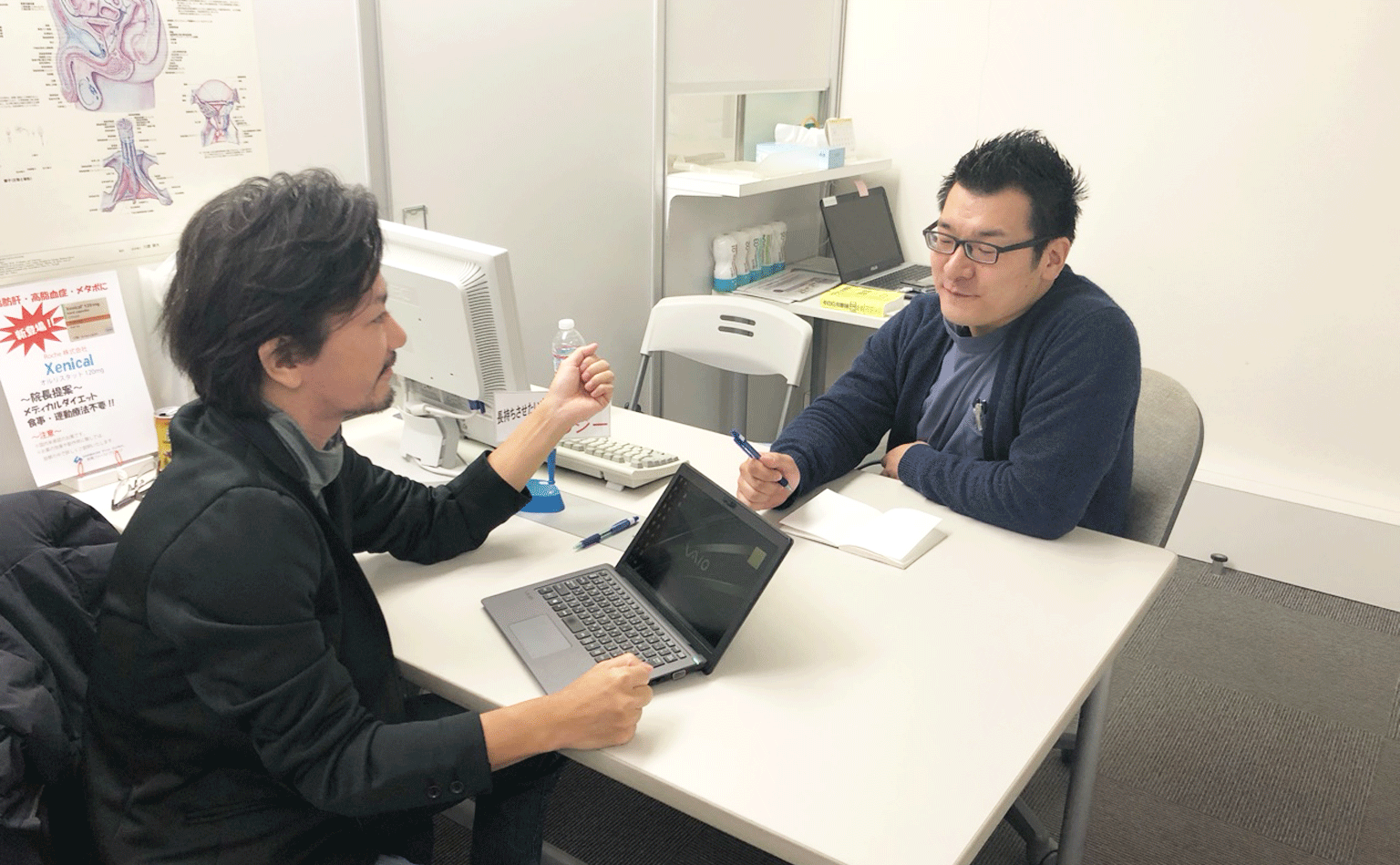新橋ファーストクリニック 事務長 安田様（右）と弊社代表入谷